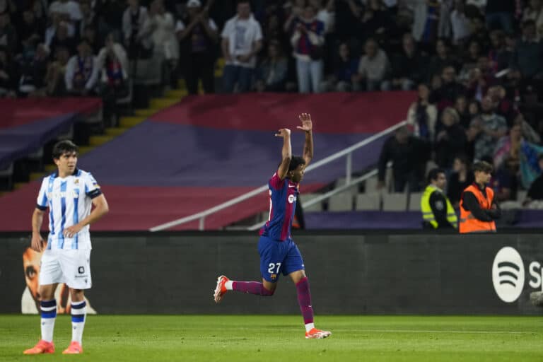 BARCELONA, 13/05/2024.- El delantero del FC Barcelona, Lamine Yamal, celebra el primer gol del equipo blaugrana durante el encuentro correspondiente a la jornada 35 de primera división que disputan hoy lunes FC Barcelona y Real Sociedad en el estadio Olímpico Lluis Companys, en Barcelona. EFE / Alejandro García.