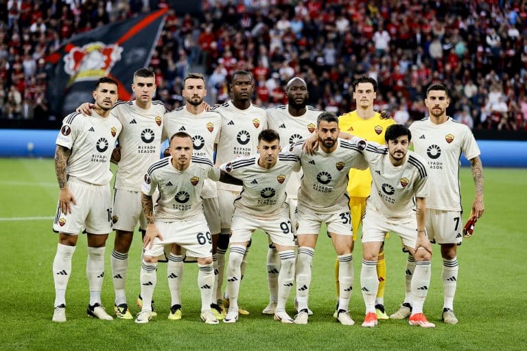 Leverkusen (Germany), 09/05/2024.- The starting eleven of AS Roma pose for a team picture before the UEFA Europa League semifinal second leg soccer match between Bayer 04 Leverkusen and AS Roma in Leverkusen, Germany, 09 May 2024. (Alemania) EFE/EPA/RONALD WITTEK