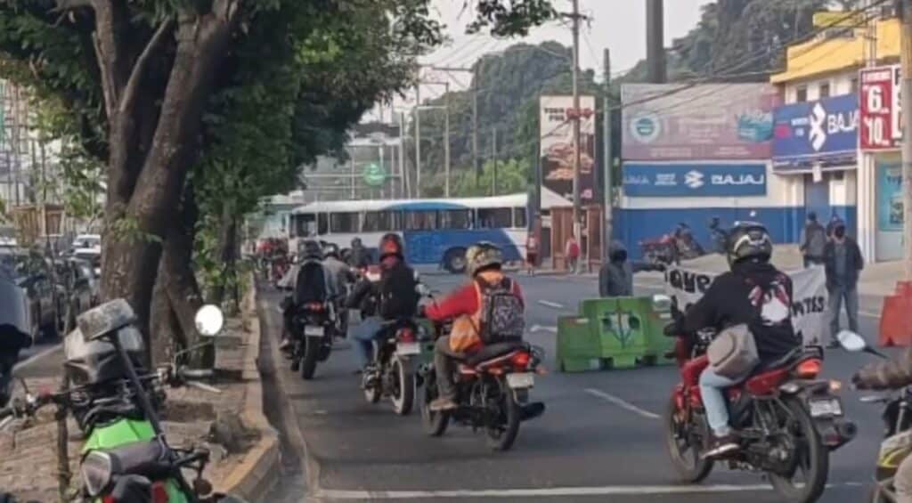 Manifestantes bloquean paso en avenida Petapa