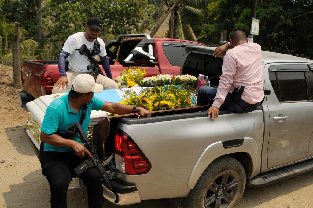 Cuerpo de Farruko Pop llega a su aldea para un último adiós