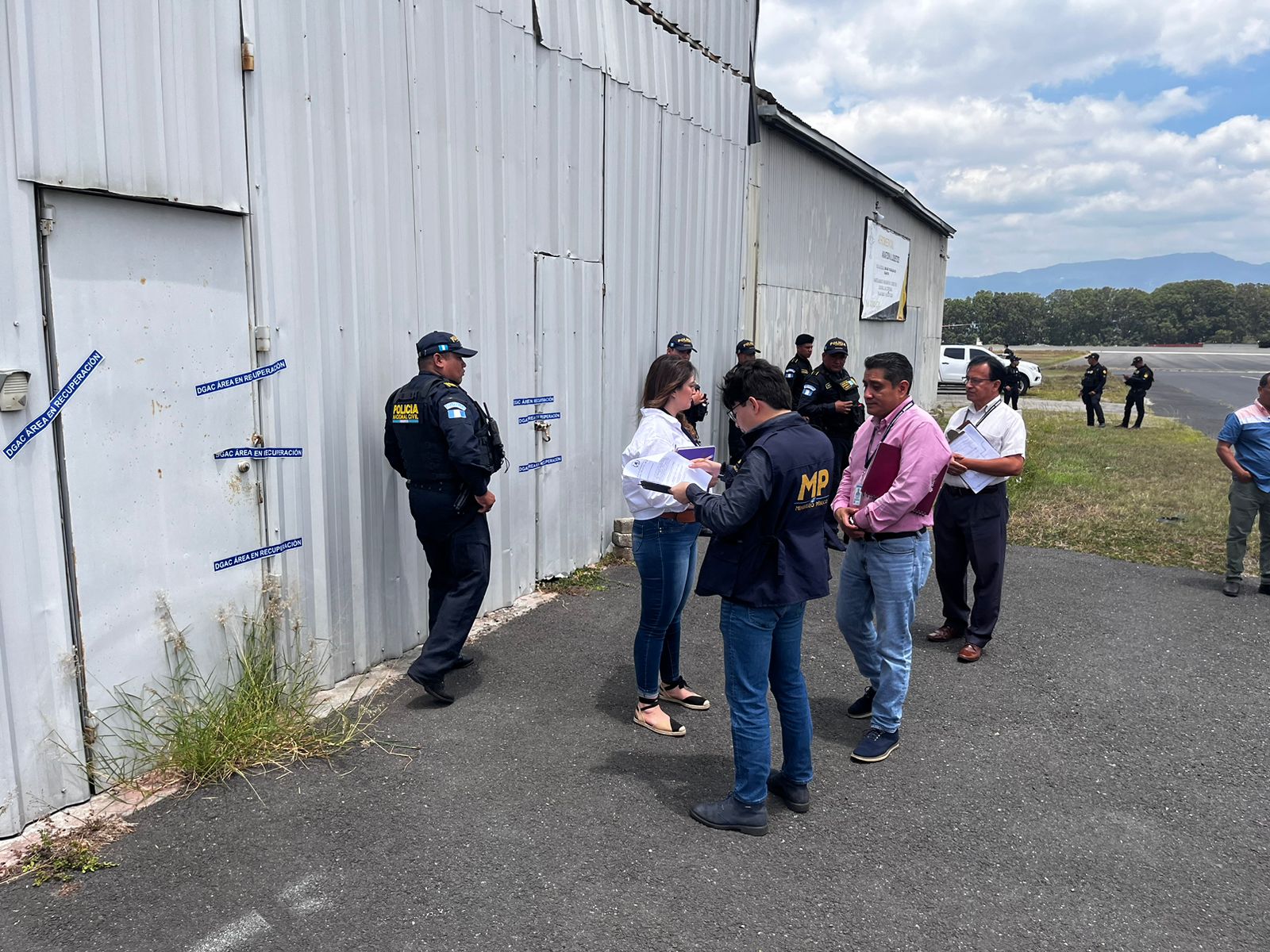 MP realiza diligencias en hangares en Aeropuerto La Aurora