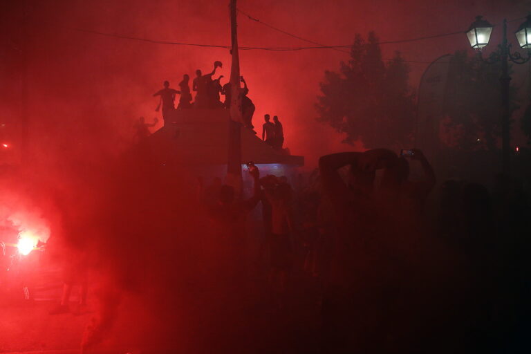 Peiraeus (Greece), 28/05/2024.- Olympiacos supporters light flares and fireworks as they watch a public broadcast of the UEFA Europa Conference League final soccer match of Olympiacos Piraeus against ACF Fiorentina, in Piraeus, Greece, 29 May 2024. (Grecia, Pireo) EFE/EPA/Alexander Beltes