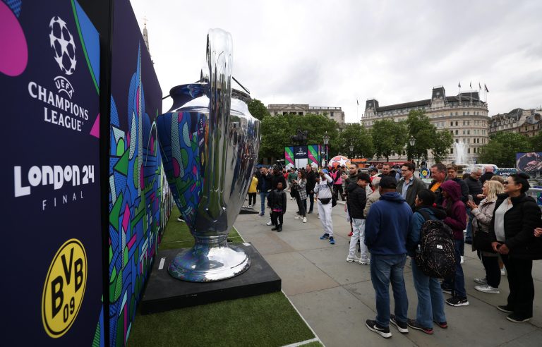 London (United Kingdom), 30/05/2024.- Soccer fans pose with a replica of the UEFA Champions League trophy at the Champions Festival at Trafalgar Square in London, Britain, 30 May 2024. Borussia Dortmund plays Real Madrid in the UEFA Champions League final at Wembley in London on 01 June 2024. (Liga de Campeones, Rusia, Reino Unido, Londres) EFE/EPA/ANDY RAIN