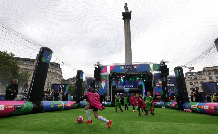 London (United Kingdom), 30/05/2024.- Young children play soccer at the UEFA Champions Festival at Trafalgar Square in London, Britain, 30 May 2024. Borussia Dortmund plays Real Madrid in the UEFA Champions League final at Wembley in London on 01 June 2024. (Liga de Campeones, Rusia, Reino Unido, Londres) EFE/EPA/ANDY RAIN