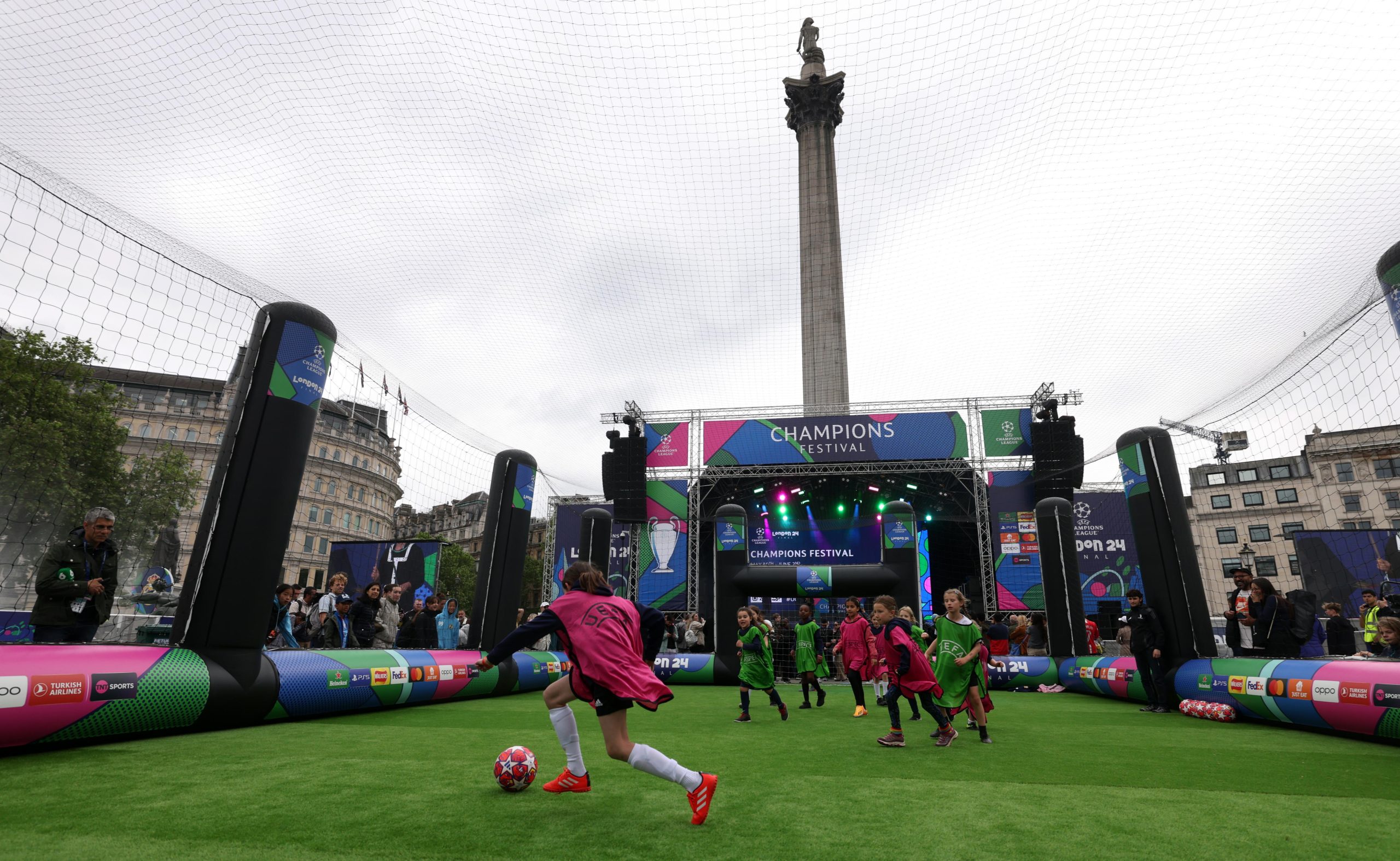 London (United Kingdom), 30/05/2024.- Young children play soccer at the UEFA Champions Festival at Trafalgar Square in London, Britain, 30 May 2024. Borussia Dortmund plays Real Madrid in the UEFA Champions League final at Wembley in London on 01 June 2024. (Liga de Campeones, Rusia, Reino Unido, Londres) EFE/EPA/ANDY RAIN