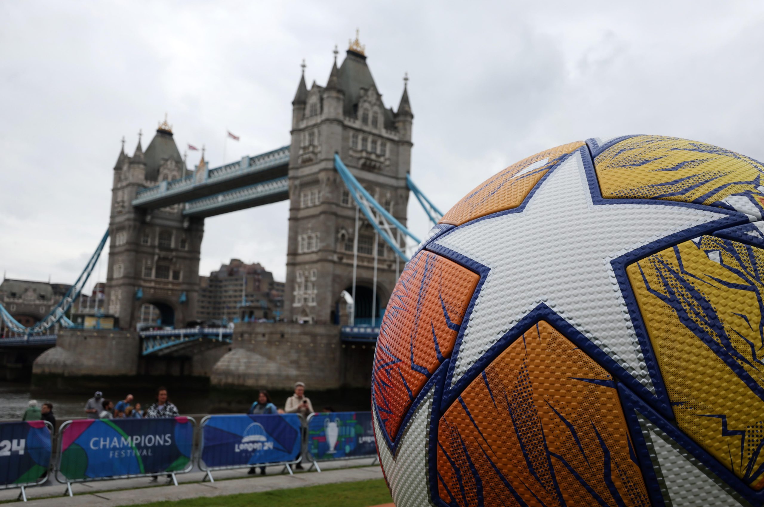 London (United Kingdom), 30/05/2024.- A huge Champions Legume soccer ball at the UEFA Champions Festival at Potters Fields Park in London, Britain, 30 May 2024. Borussia Dortmund plays Real Madrid in the UEFA Champions League final at Wembley in London on 01 June 2024. (Liga de Campeones, Rusia, Reino Unido, Londres) EFE/EPA/ANDY RAIN