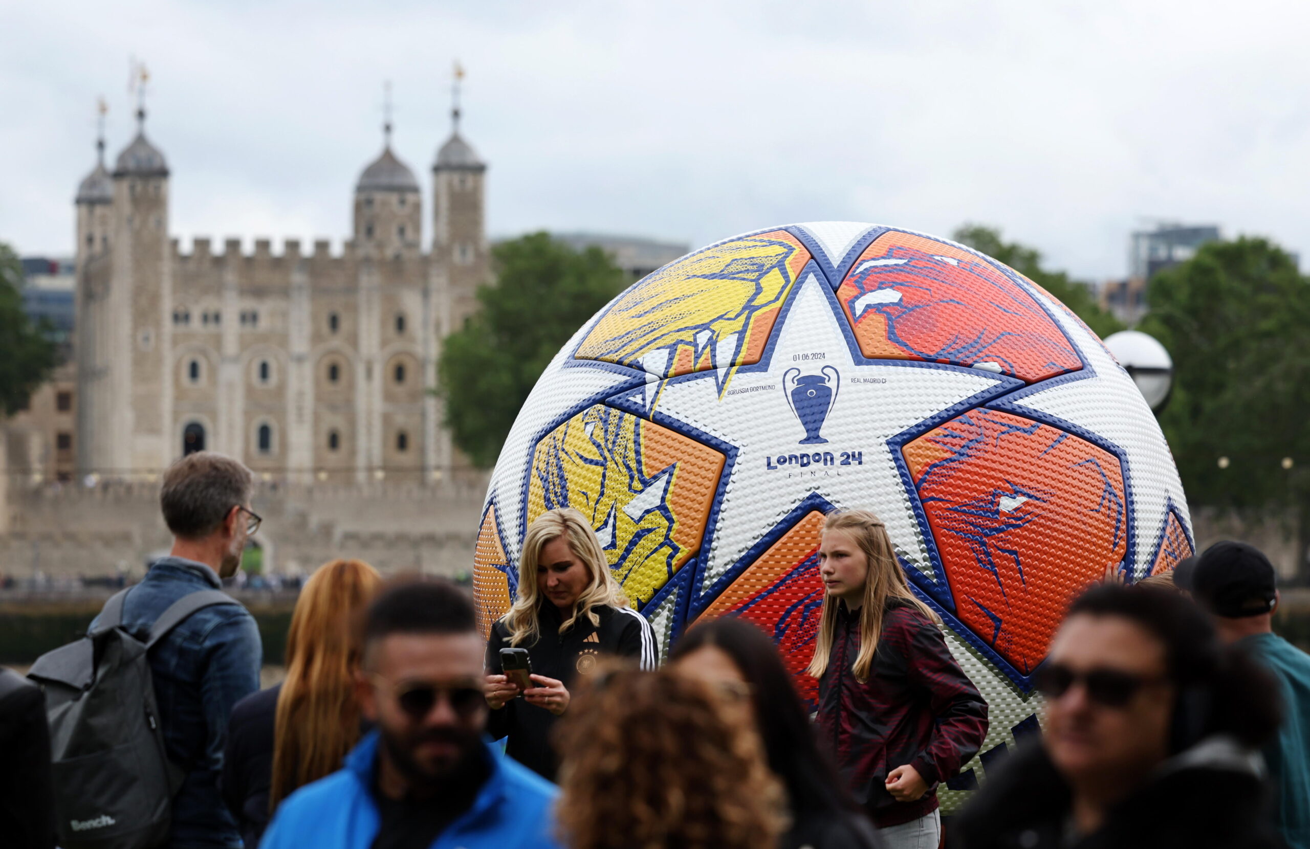 London (United Kingdom), 30/05/2024.- Soccer fans attend the Champions Festival at Potters Fields Park in London, Britain, 30 May 2024. Borussia Dortmund plays Real Madrid in the UEFA Champions League final at Wembley in London on 01 June 2024. (Liga de Campeones, Rusia, Reino Unido, Londres) EFE/EPA/ANDY RAIN