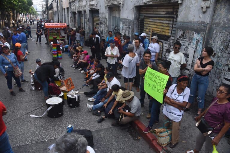 manifestación afuera del Congreso en rechazo a gestión de Consuelo Porras