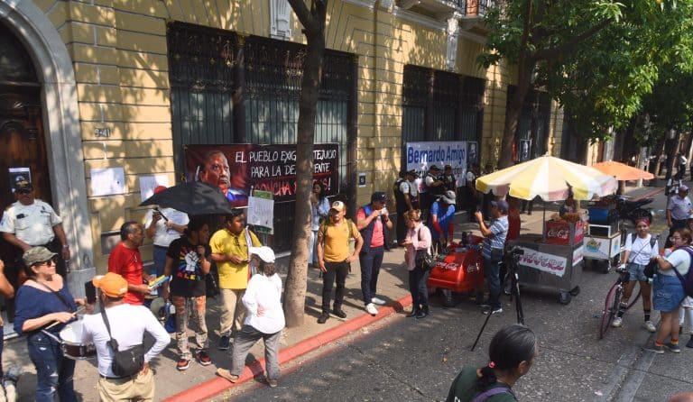 manifestación afuera del Congreso en rechazo a gestión de Consuelo Porras