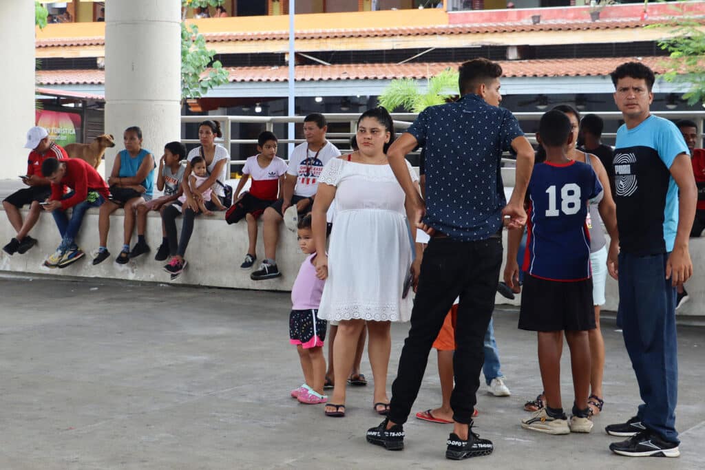 Migrantes reunidos en una calle de México