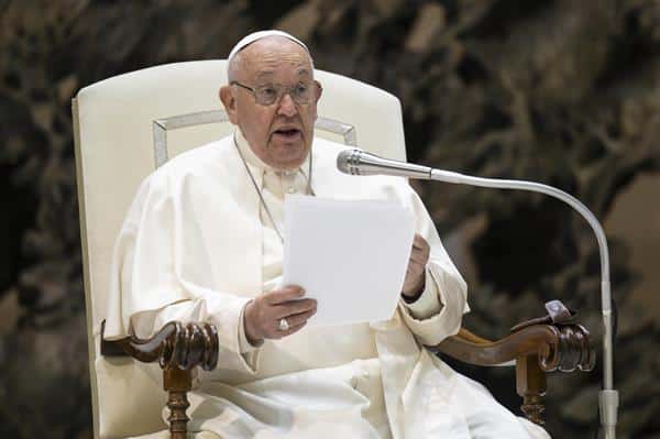Papa Francisco dando un discurso