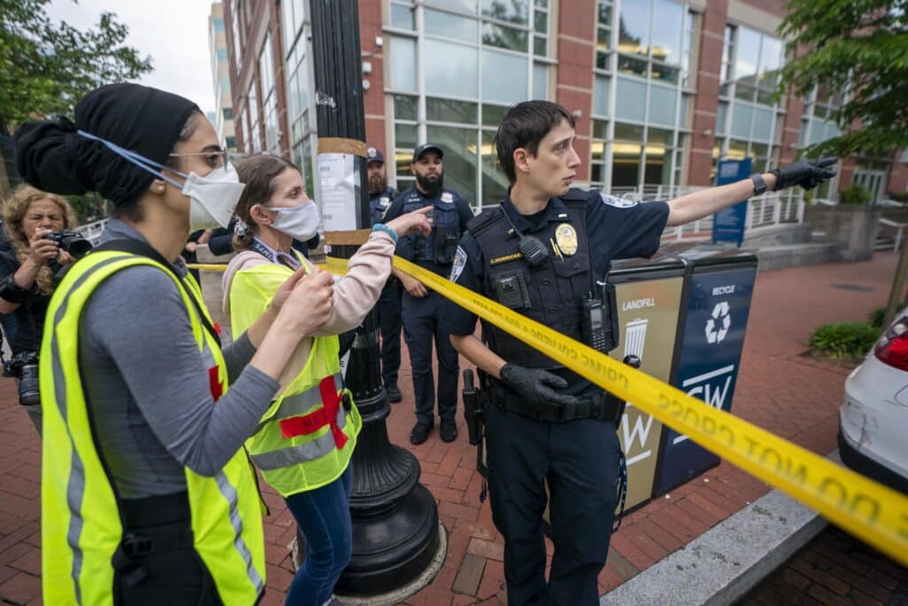 Policía desmantela campamento de protesta en Universidad George Washington