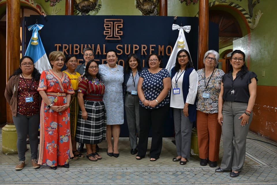 TSE se reúne con organizaciones de mujeres