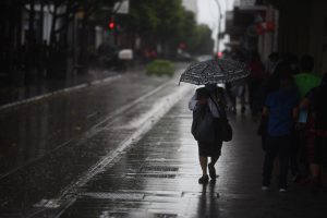 Pie original: Imagen de las primeras lluvias de la tormenta Nineteen-E en 2023. Foto de archivo.