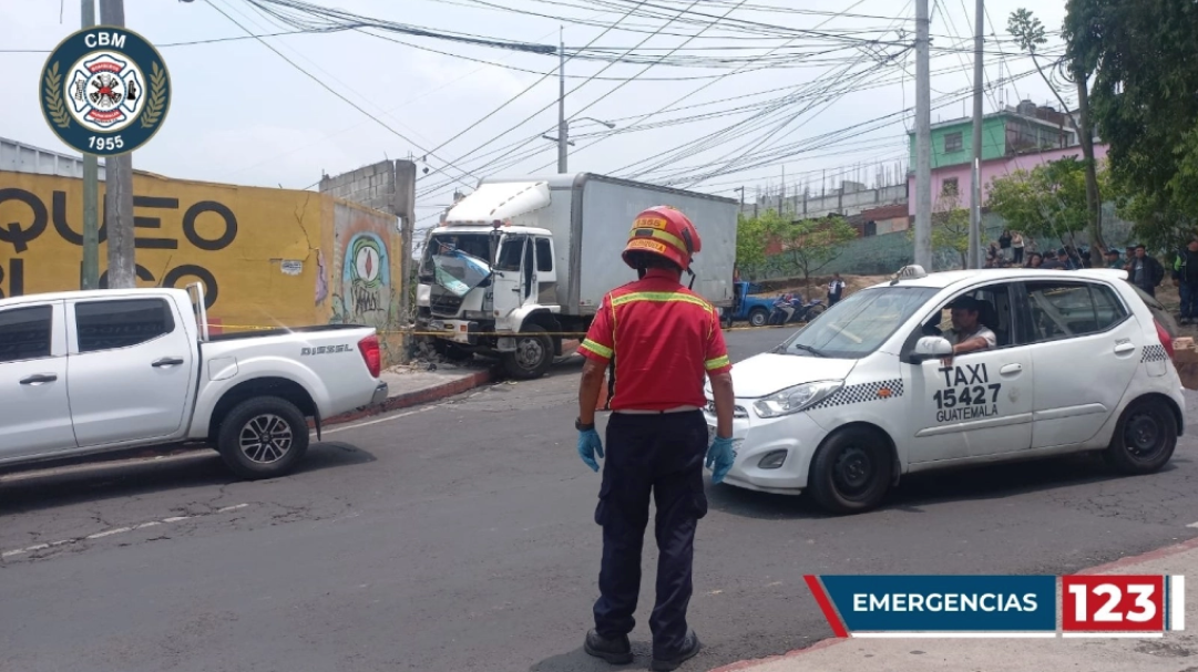 Piloto de camión muere tras accidente en zona 4