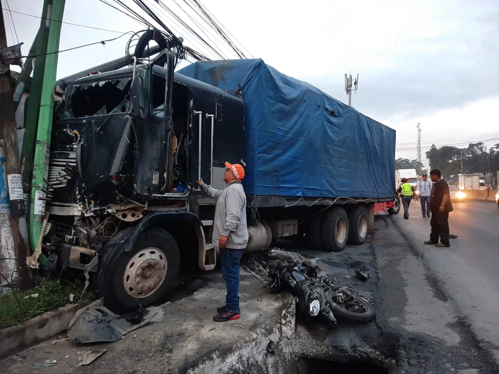 accidente de tráiler en Km. 17.4 ruta al Pacífico