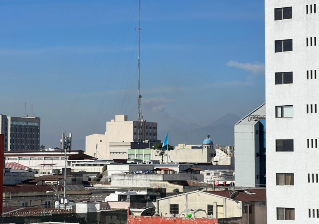 caída de ceniza por actividad del volcán de Fuego