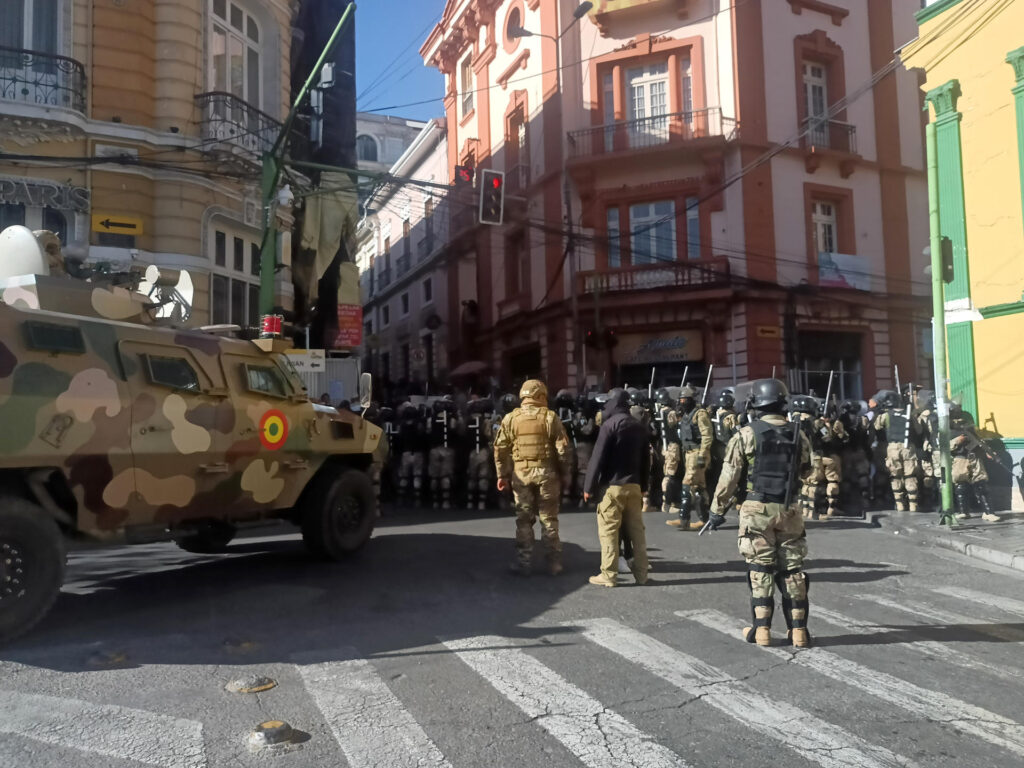 Golpe de Estado en Bolivia: Militares entran por la fuerza a sede del Ejecutivo