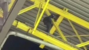 Hombre en techo del estadio de Dortmund