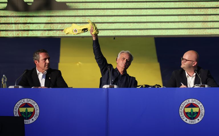 Mourinho firma con el Fenerbahçe turco en una ceremonia multitudinaria