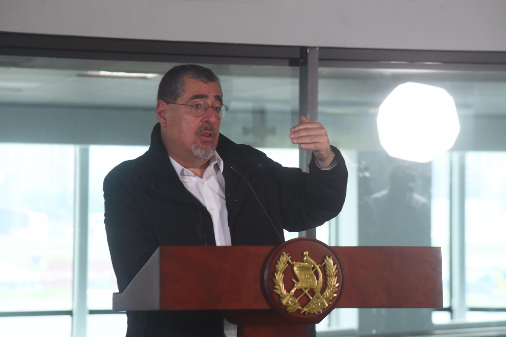 Presidente Bernardo Arévalo hace recorrido en aeropuerto La Aurora