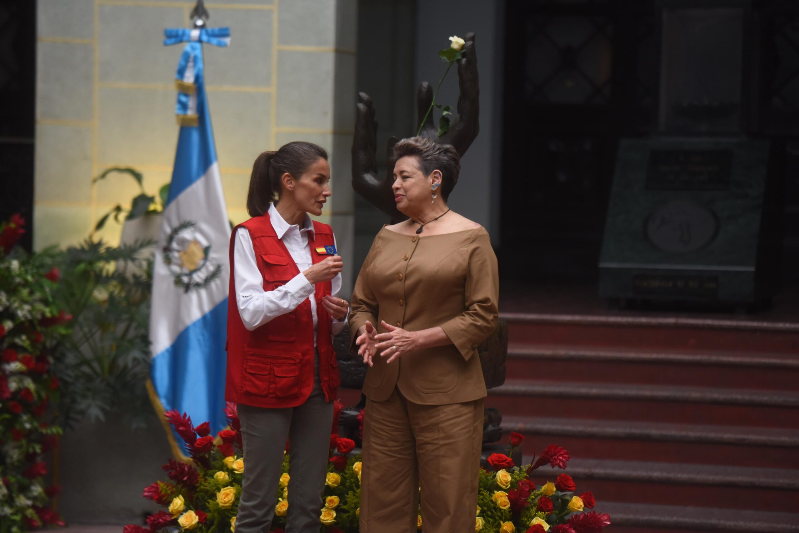 reina Letizia de España es recibida por la primera dama de Guatemala
