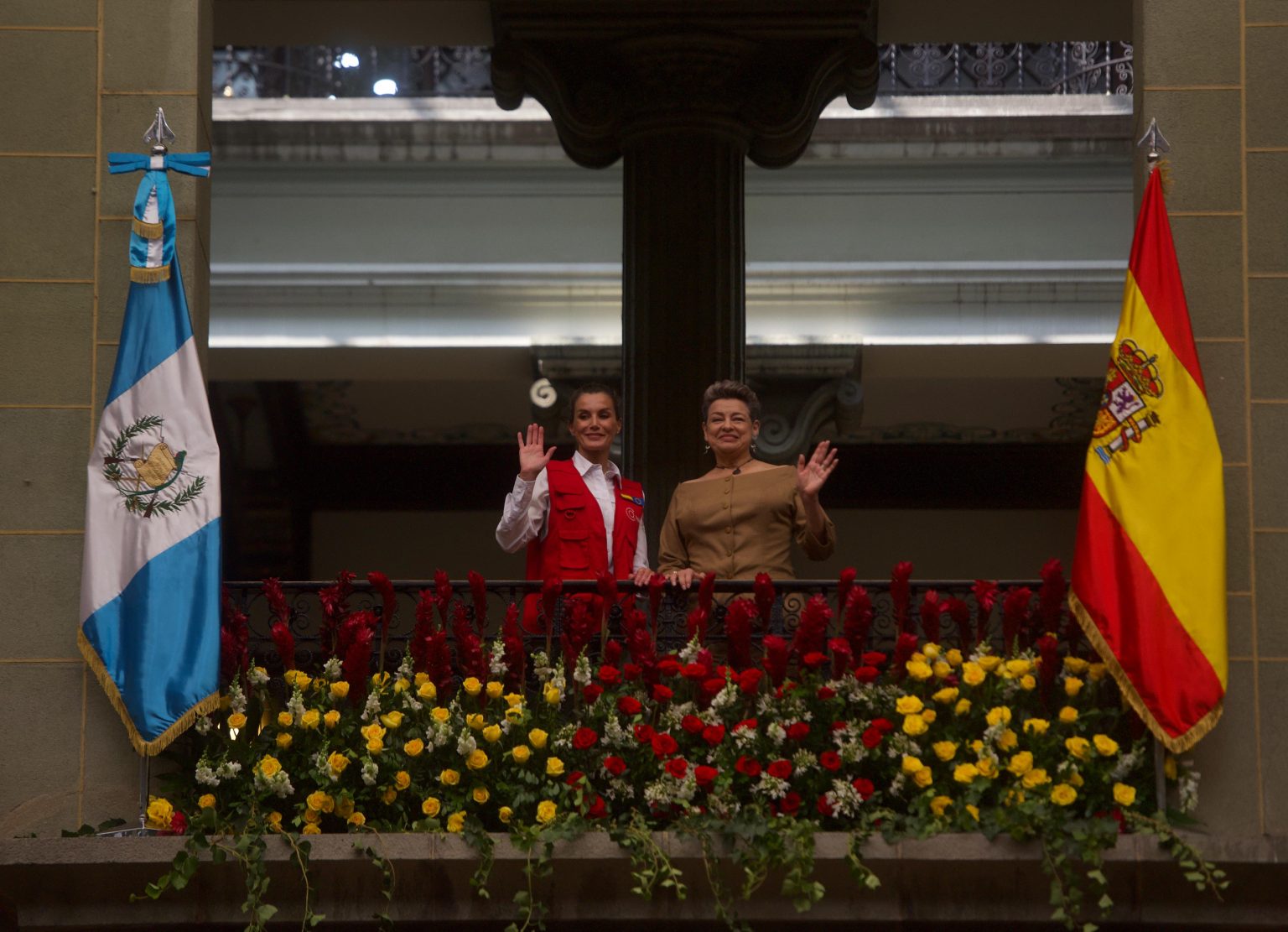 reina Letizia de España es recibida por la primera dama de Guatemala