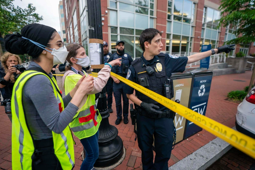 Policía desaloja a estudiantes de universidad en Nueva York
