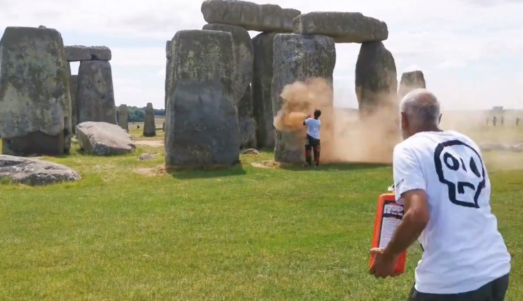 Activistas rocían con pintura naranja el monumento de Stonehenge