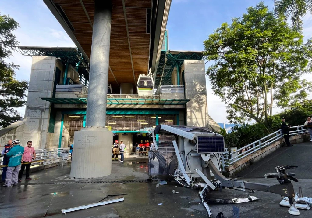 Se desploma cabina de teleférico Metrocable en Medellín, Colombia