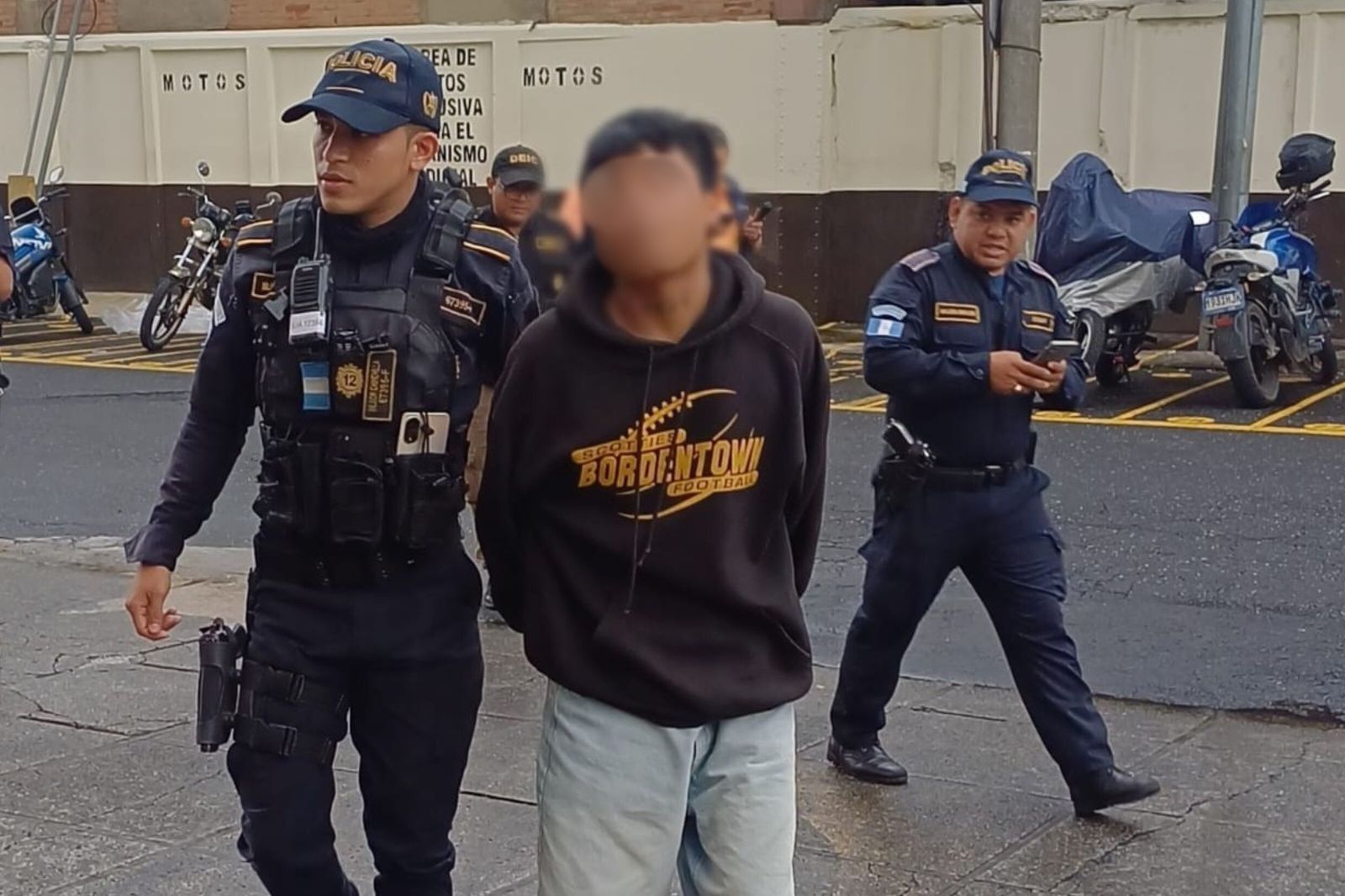 El detenido fue llevado a la Torre de Tribunales. Foto PNC.