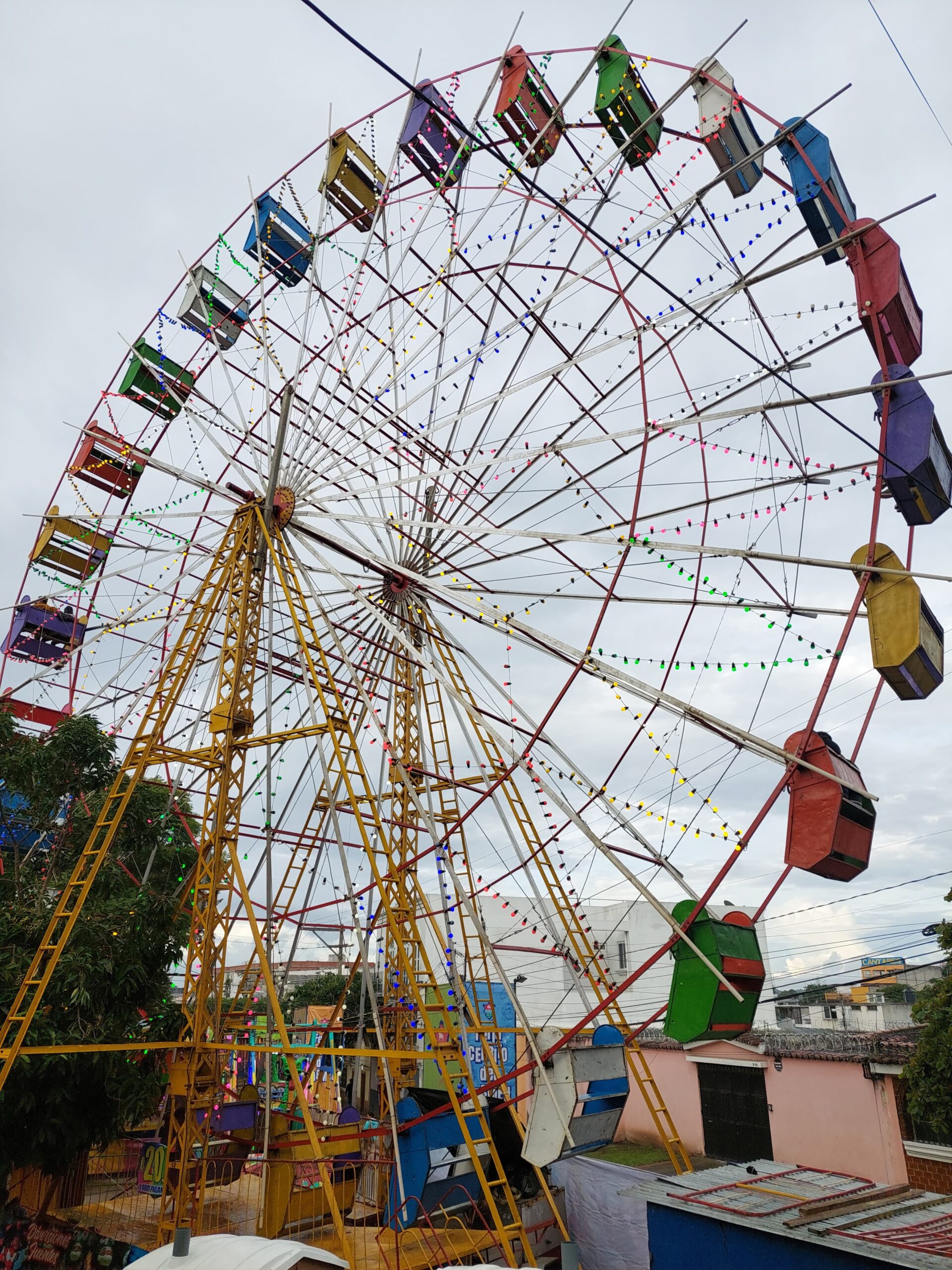 La mayoría de juegos  de feria tiene un costo de Q15.00. Foto: Alex Meoño.