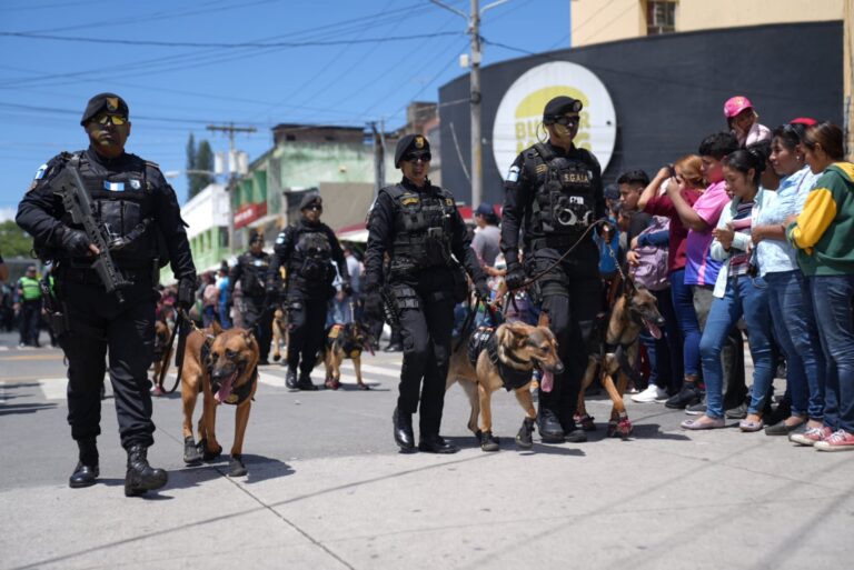 Desfile de la PNC 001