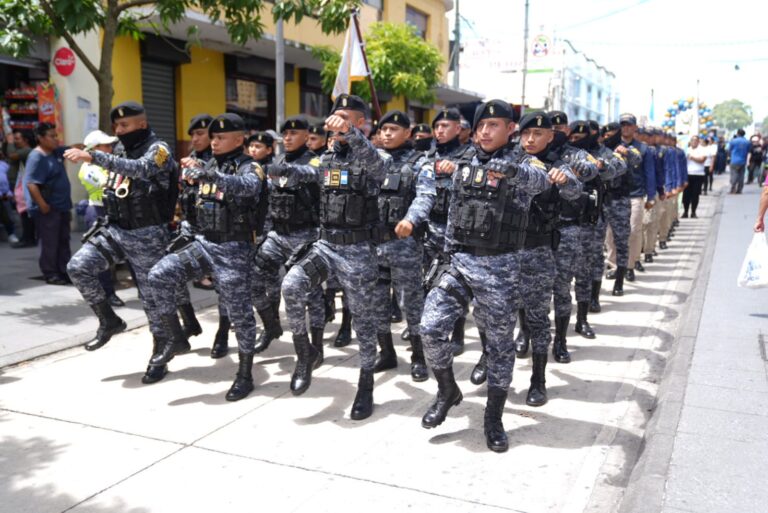 Desfile de la PNC 006