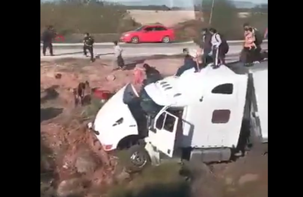 migrantes heridos en accidente de tráiler en Sonora, México