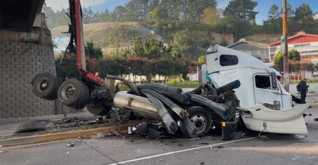 Tráiler cargado con materiales de construcción cae de paso a desnivel en Quetzaltenango