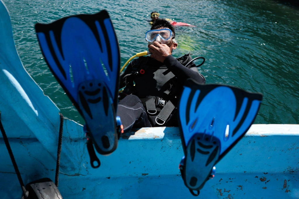 'Hombres rana' recuperan desechos en las profundidades del lago de Atitlán