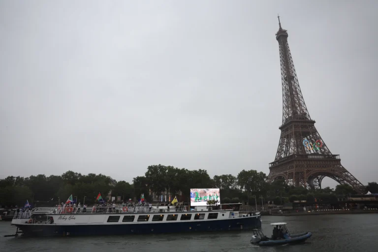 La lluvia empapa la ceremonia inaugural de París 2