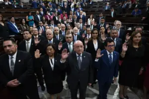 Congreso juramenta a comisiones de postulación para elección de magistrados de CSJ
