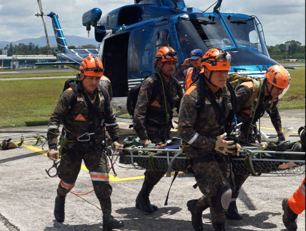 traslado de cuerpos de fallecidos en accidente aéreo en faldas del volcán de Agua