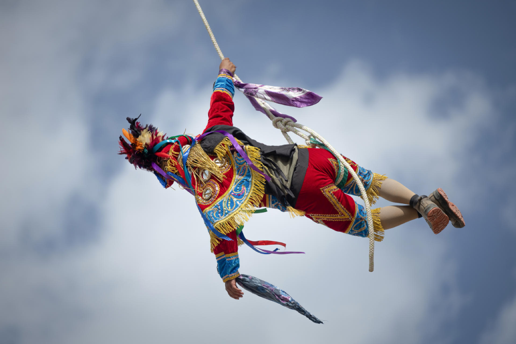 Bailarines realizan la Danza del palo volador en Cubulco, Baja Verapaz