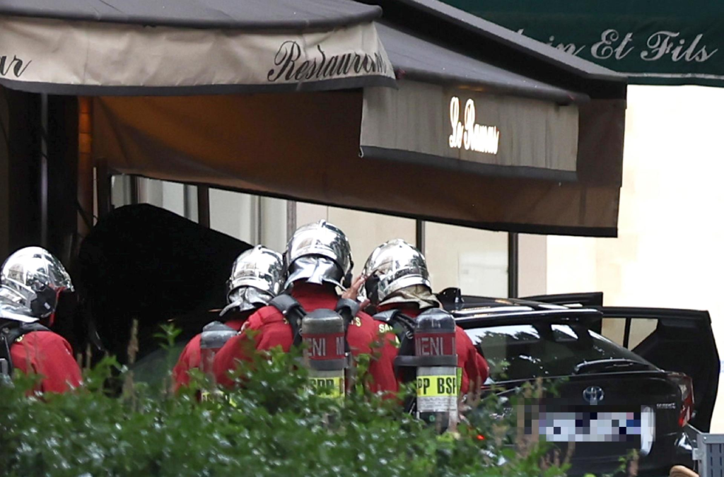 Vehículo embiste a personas en terraza en París