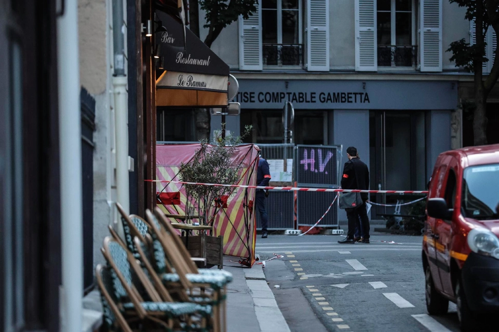 Vehículo embiste a personas en terraza en París