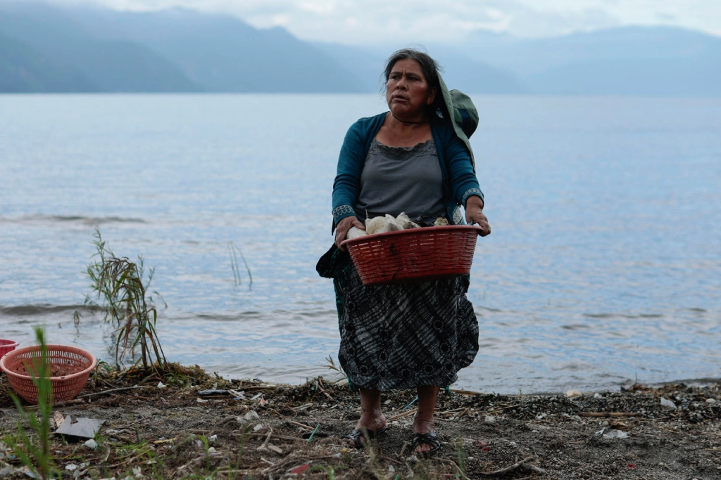 'Guardianas del lago' luchan contra la contaminación y plásticos en Atitlán