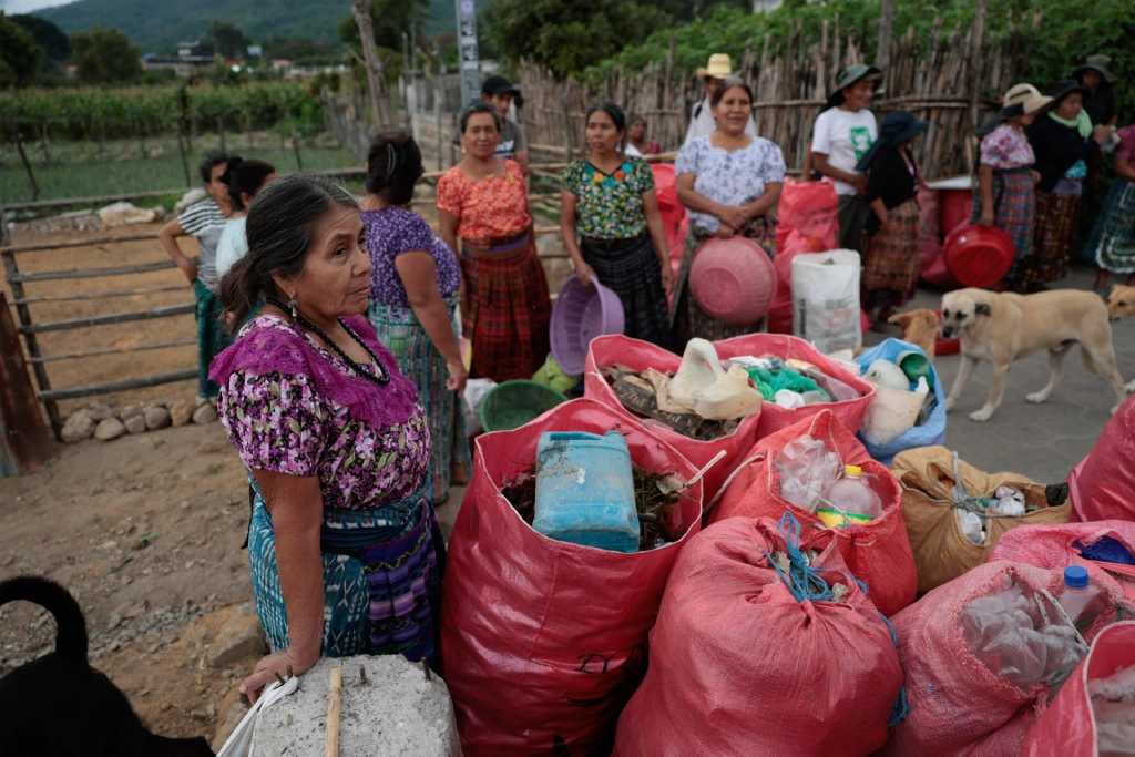 'Guardianas del lago' luchan contra la contaminación y plásticos en Atitlán