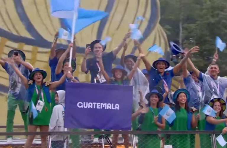 Guatemala es parte del histórico desfile fluvial de París 2
