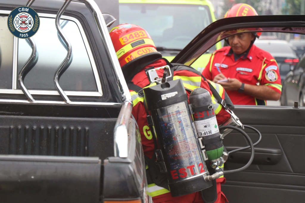 Vehículo se incendia en la calzada Roosevelt