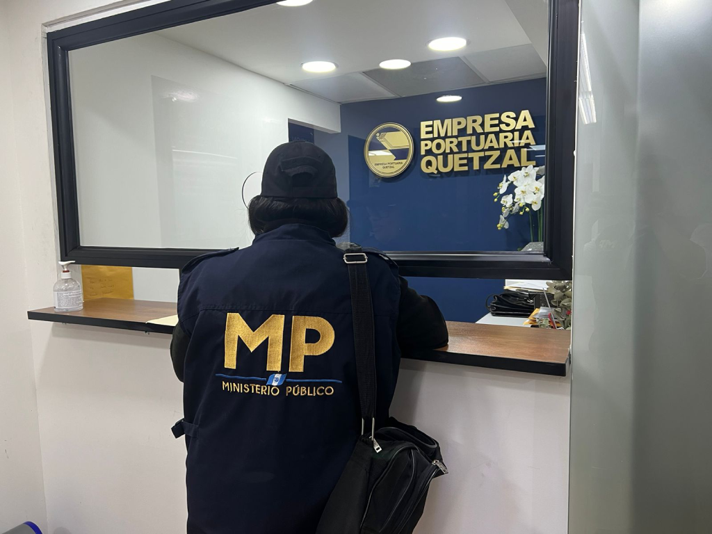 MP realiza diligencias en oficinas de la Empresa Portuaria Quetzal