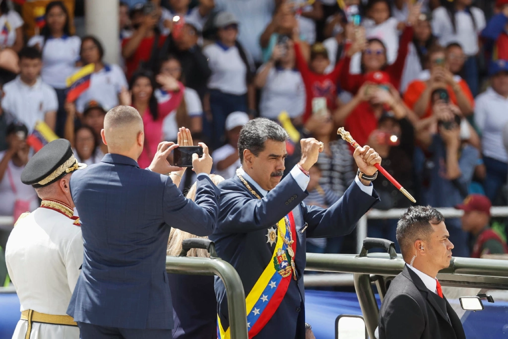 Nicolás Maduro haciendo un gesto