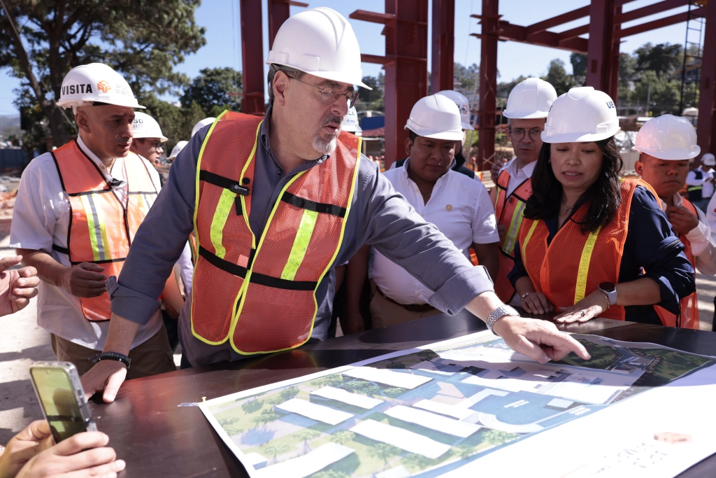 presidente Bernardo Arévalo supervisa avances de construcción del hospital en Sololá